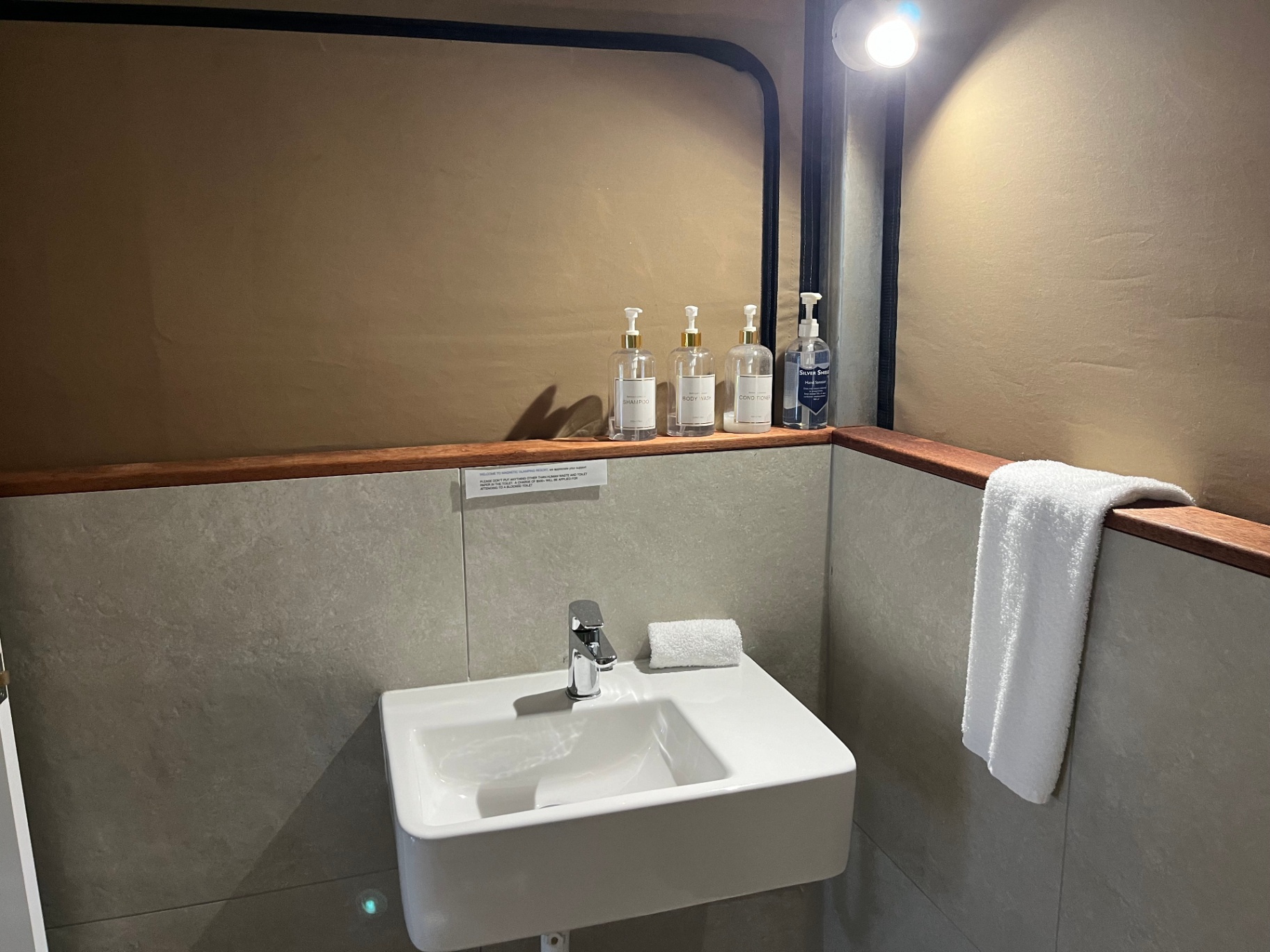 Accessible basin with open under-sink clearance, Tent 7, Magnetic Glamping